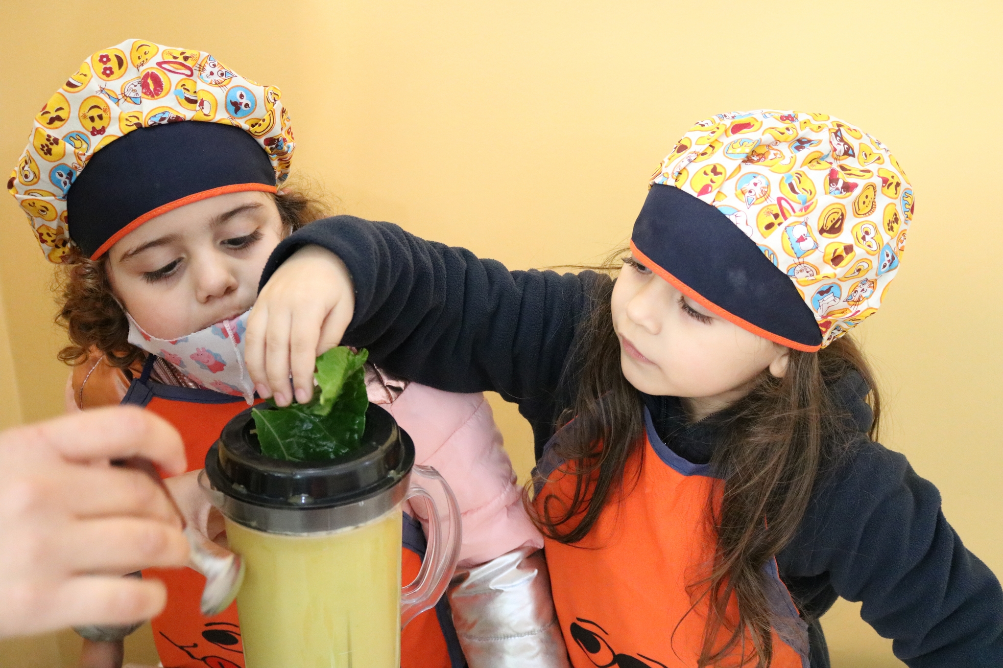 ESFA + Saudável: Maternal 3 produz suco verde em aula de culinária