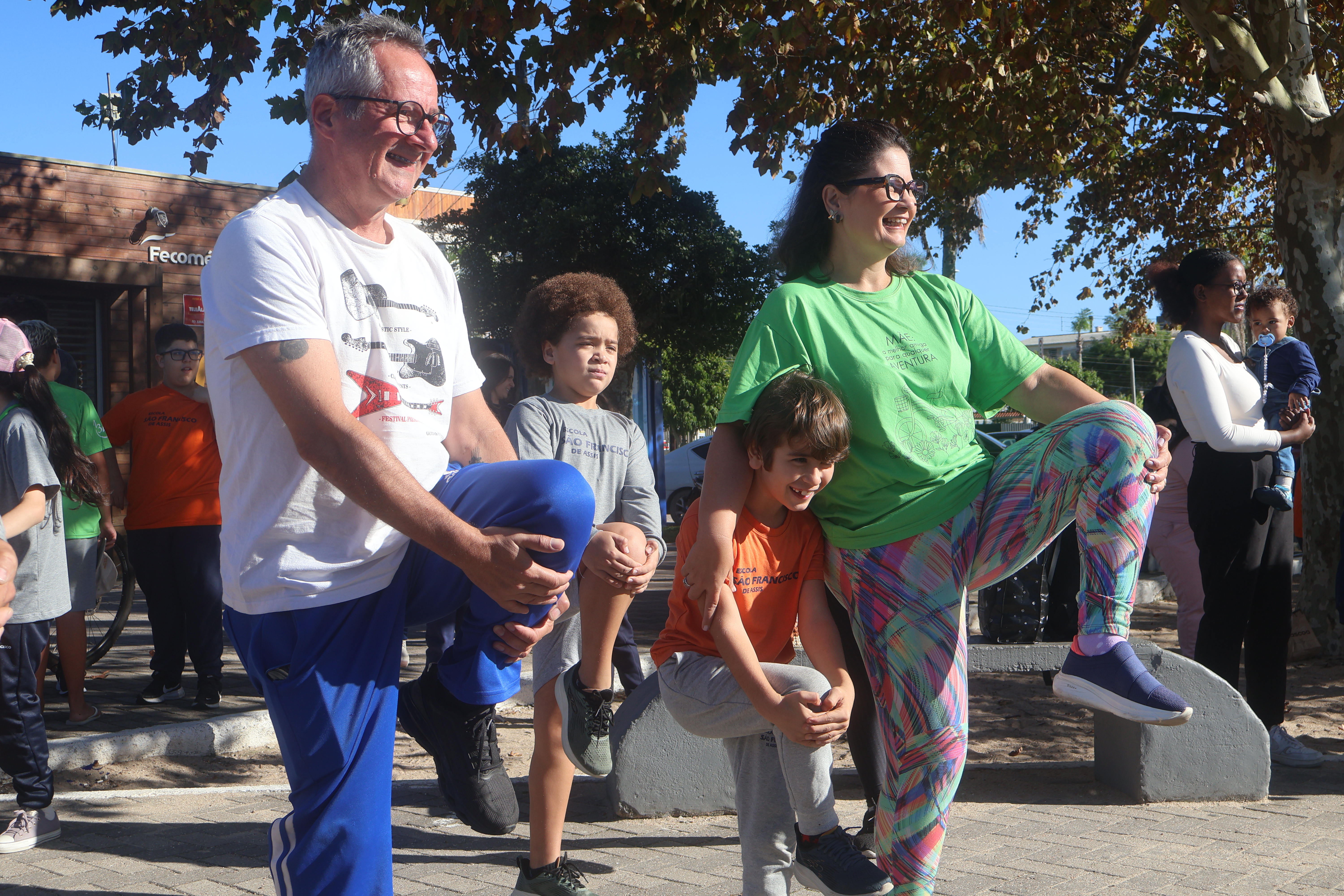 Escola São Francisco de Assis promove manhã de integração e atividades físicas na Praia do Laranjal