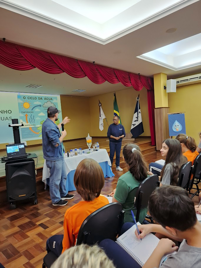 Palestra aborda a importância do uso consciente da água com alunos do Ensino Fundamental