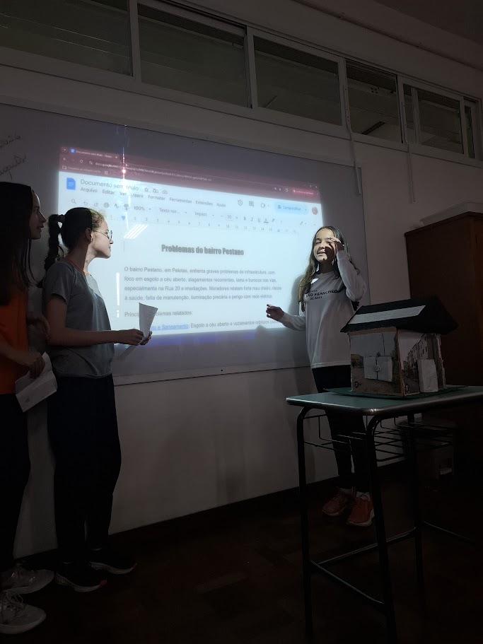 Estudantes do Ensino Fundamental II refletem sobre moradia e realidade social em atividade interdisciplinar de Ensino Religioso