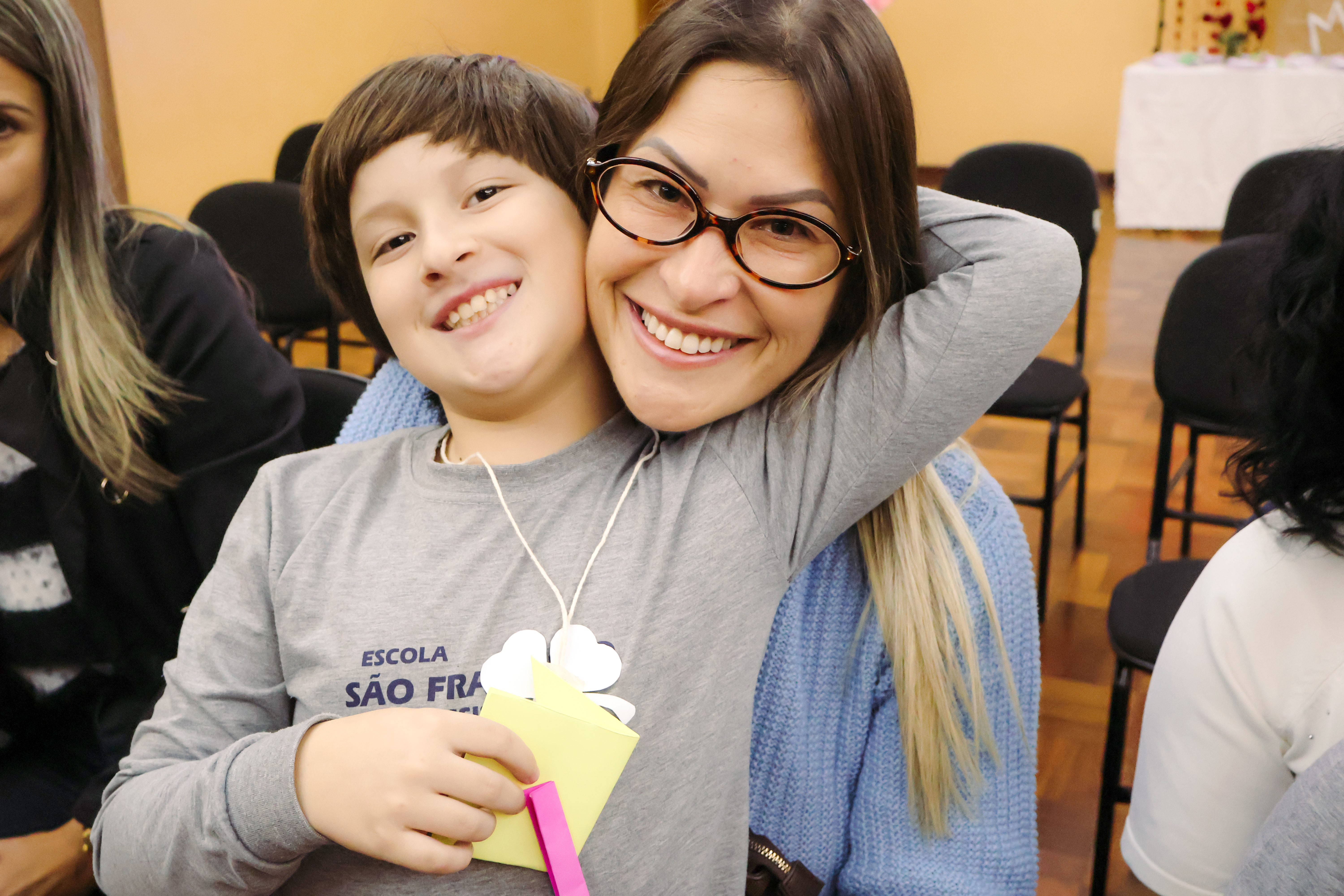 Homenagem de Dia das Mães / Quem Cuida de mim - Turma 142